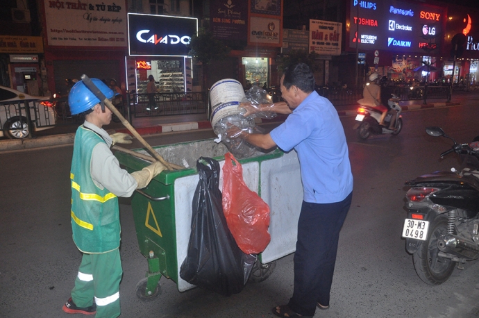 6 Người dân phố Tôn Đức Thắng mang rác thải ra tận