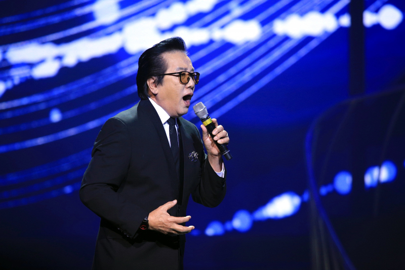 Elvis Phương