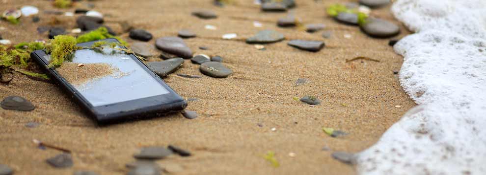 smartphone-in-the-sand-990x358