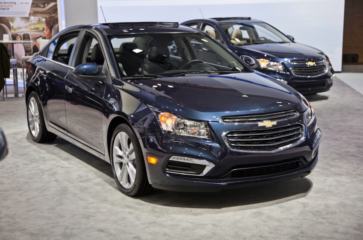 2015-Chevrolet-Cruze-front-three-quarter