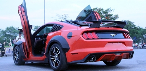 Ford Mustang 2015 độ cửa cắt kéo của một tay chơi 