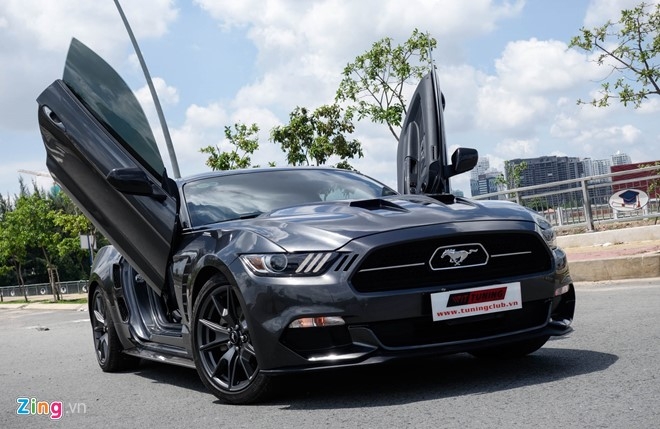 Ford Mustang bản kỷ niệm 50 năm độ cửa cắt kéo tại