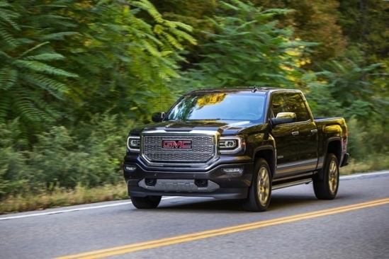 10. GMC Sierra 1500 4WD Denali với giá bán 52.860 