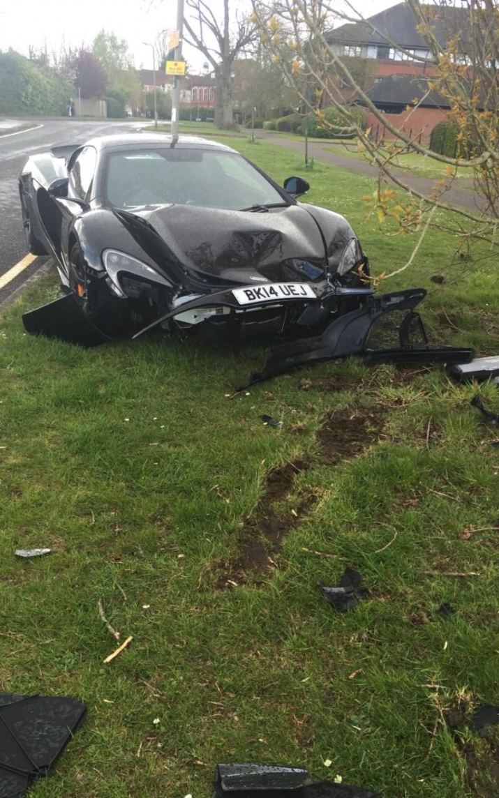 96911965-crashed-McLaren-650S-2-CARS-restricted-xl