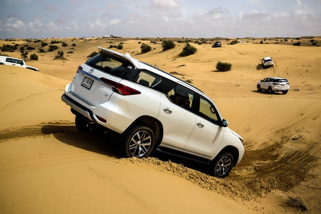 xegiaothong_Fortuner_2017_Dubai1