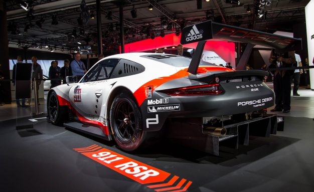 Porsche-911-RSR-show-floors-108-626x383