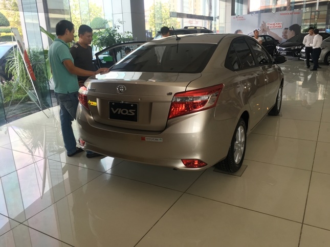 duoi-xe-vios-nau-vang-2017