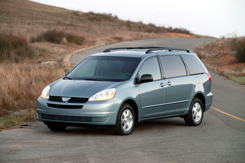 toyota-2004_-_2005_Sienna_LE_-_001