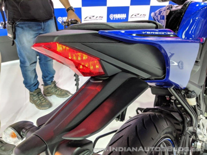 2018-Yamaha-YZF-R15-7-850x638