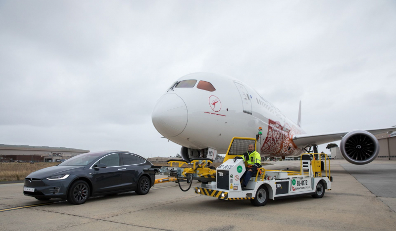 qantas-boeing-787-9-tesla-model-x-9