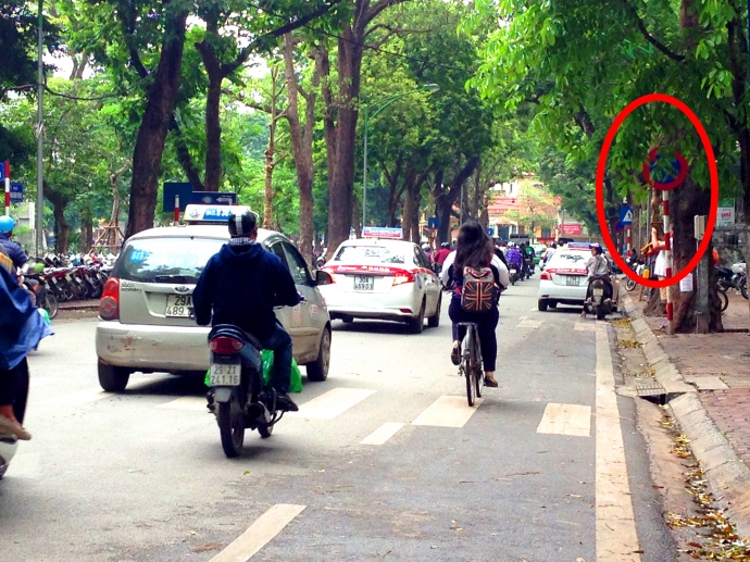 Biển báo giao thông ẩn nấp trên phố Phan Đình Phùn