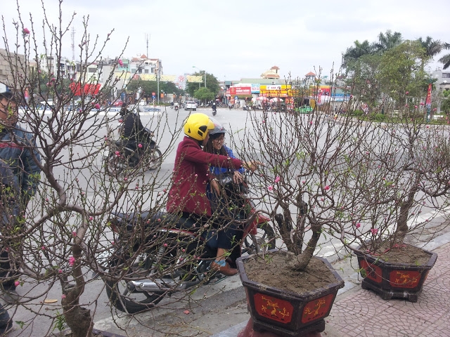 thoi-tiet-dep-nguoi-ha-noi-tap-nap-xuong-pho-mua-d