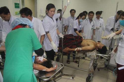 cấp cứu nạn nhận vụ sập giàn giáo ở Hà Tĩnh