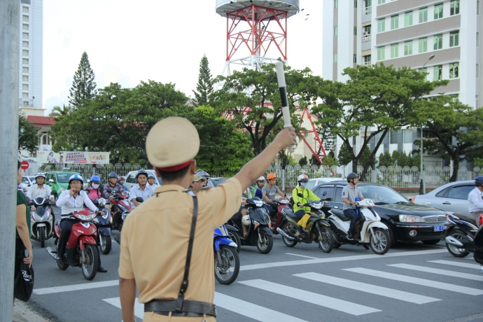 da-nang-nguoi-dan-thac-mac-loi-vuot-den-vang.jpg