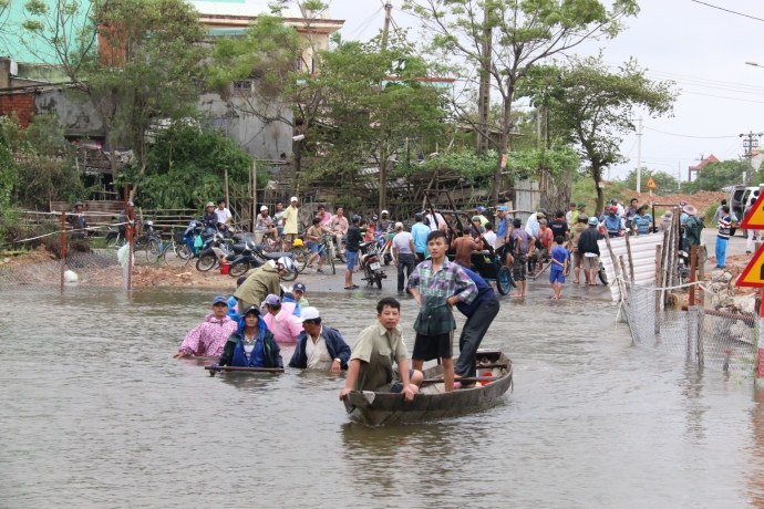 lũ lụt chia cắt giao thông