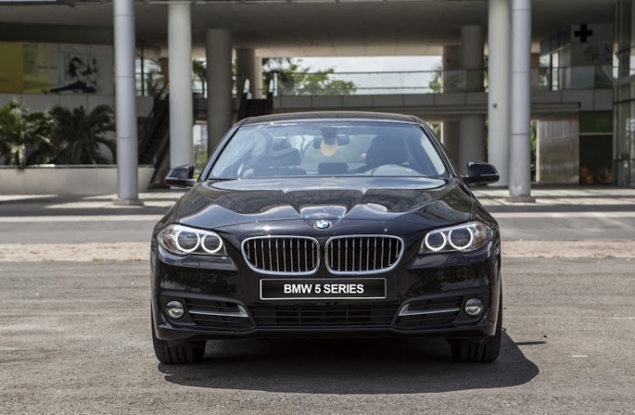 BMW 520i Special Edition với hệ thống đèn chiếu sá