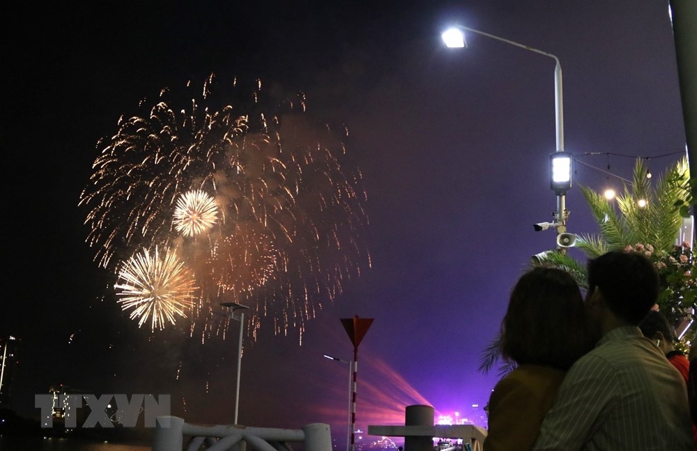 Mãn nhãn màn pháo hoa chào Năm mới Quý Mão 2023 trên khắp cả nước