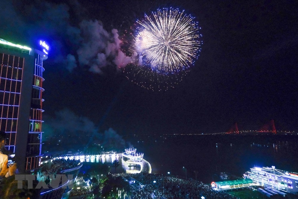 Mãn nhãn màn pháo hoa chào Năm mới Quý Mão 2023 trên khắp cả nước