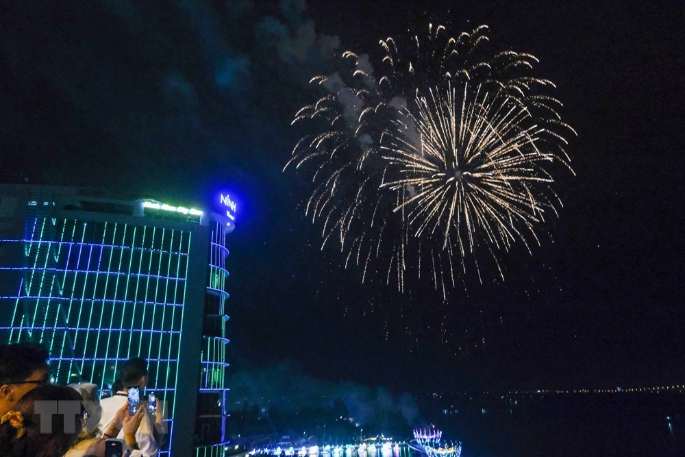 Mãn nhãn màn pháo hoa chào Năm mới Quý Mão 2023 trên khắp cả nước