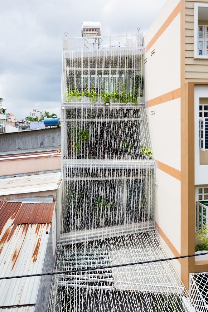 Ngôi nhà dùng thép quấn kín mặt tiền khiến người đi đường mê mẩn