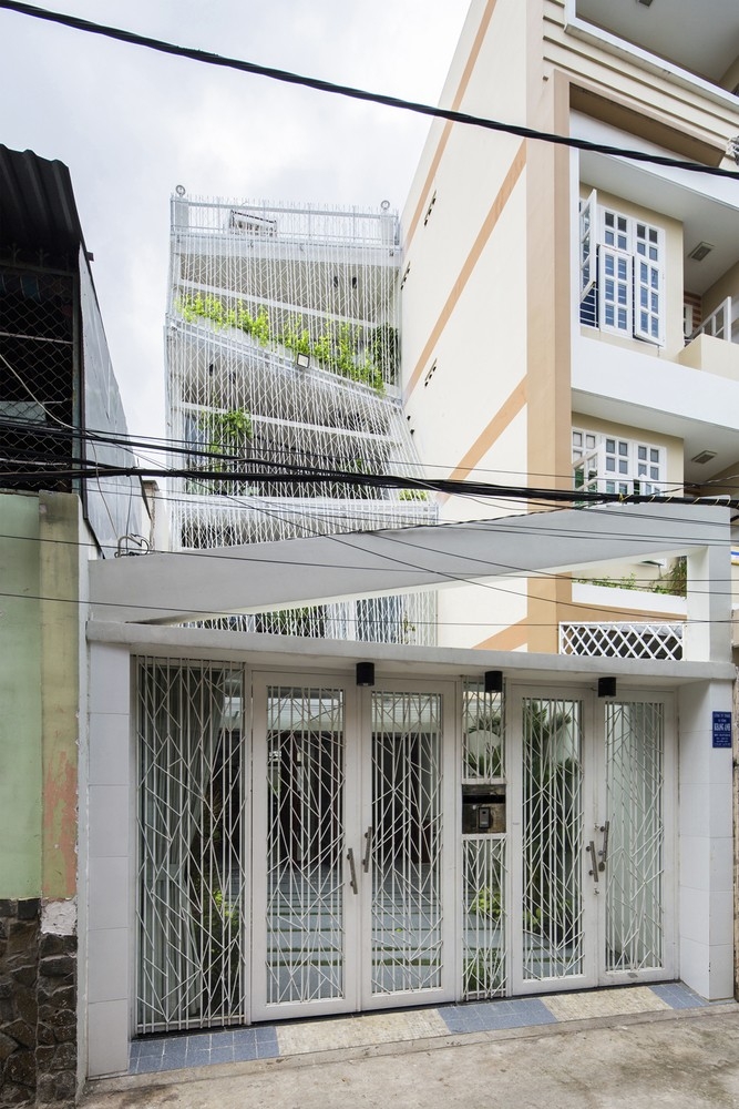 Ngôi nhà dùng thép quấn kín mặt tiền khiến người đi đường mê mẩn