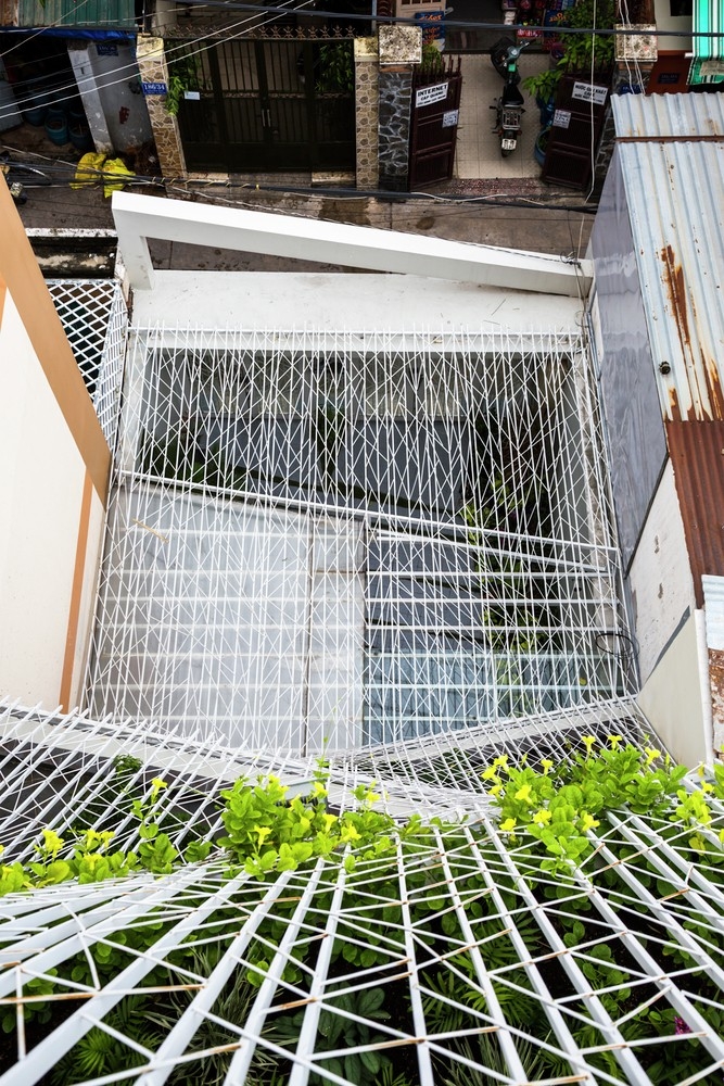 Ngôi nhà dùng thép quấn kín mặt tiền khiến người đi đường mê mẩn