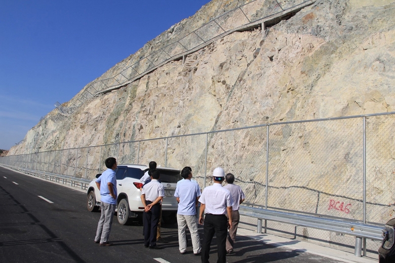 Chấp thuận kết quả nghiệm thu để đưa vào khai thác cao tốc Cam Lâm - Vĩnh Hảo Chấp thuận kết quả nghiệm thu để đưa vào khai thác cao tốc Cam Lâm - Vĩnh Hảo