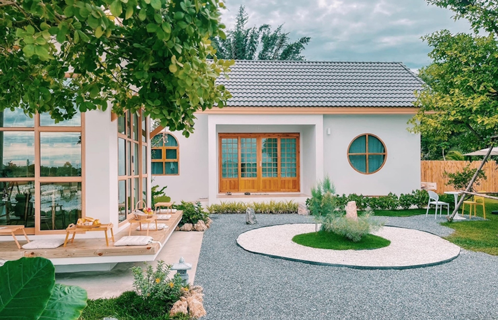 Chi tiền tỷ, tự x&acirc;y nh&agrave; b&ecirc;n ruộng l&uacute;a ngập nắng