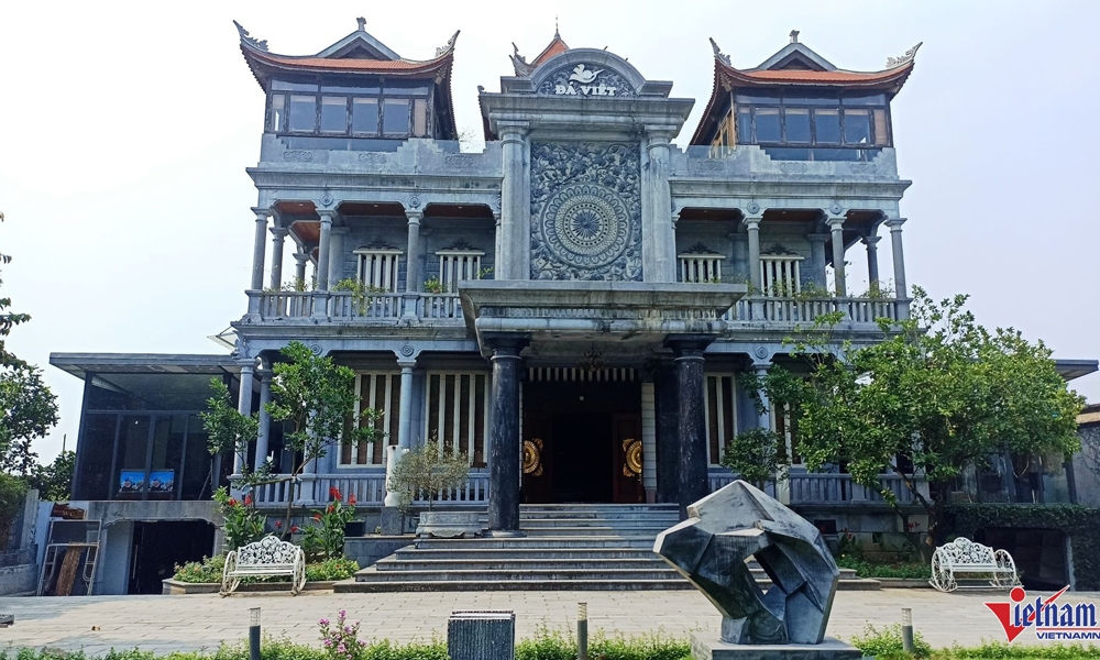 Độc đ&aacute;o \'cung điện\' được l&agrave;m từ 1000m3 đ&aacute; xanh, 14 năm x&acirc;y dựng