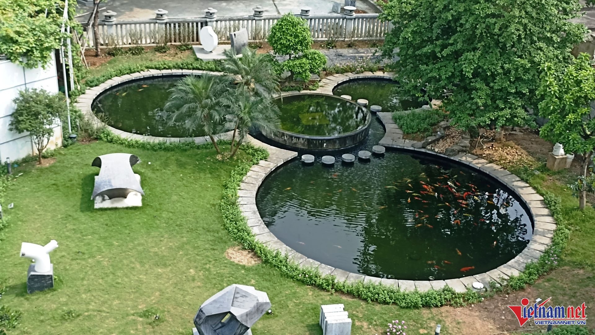 Độc đ&aacute;o \'cung điện\' được l&agrave;m từ 1000m3 đ&aacute; xanh, 14 năm x&acirc;y dựng