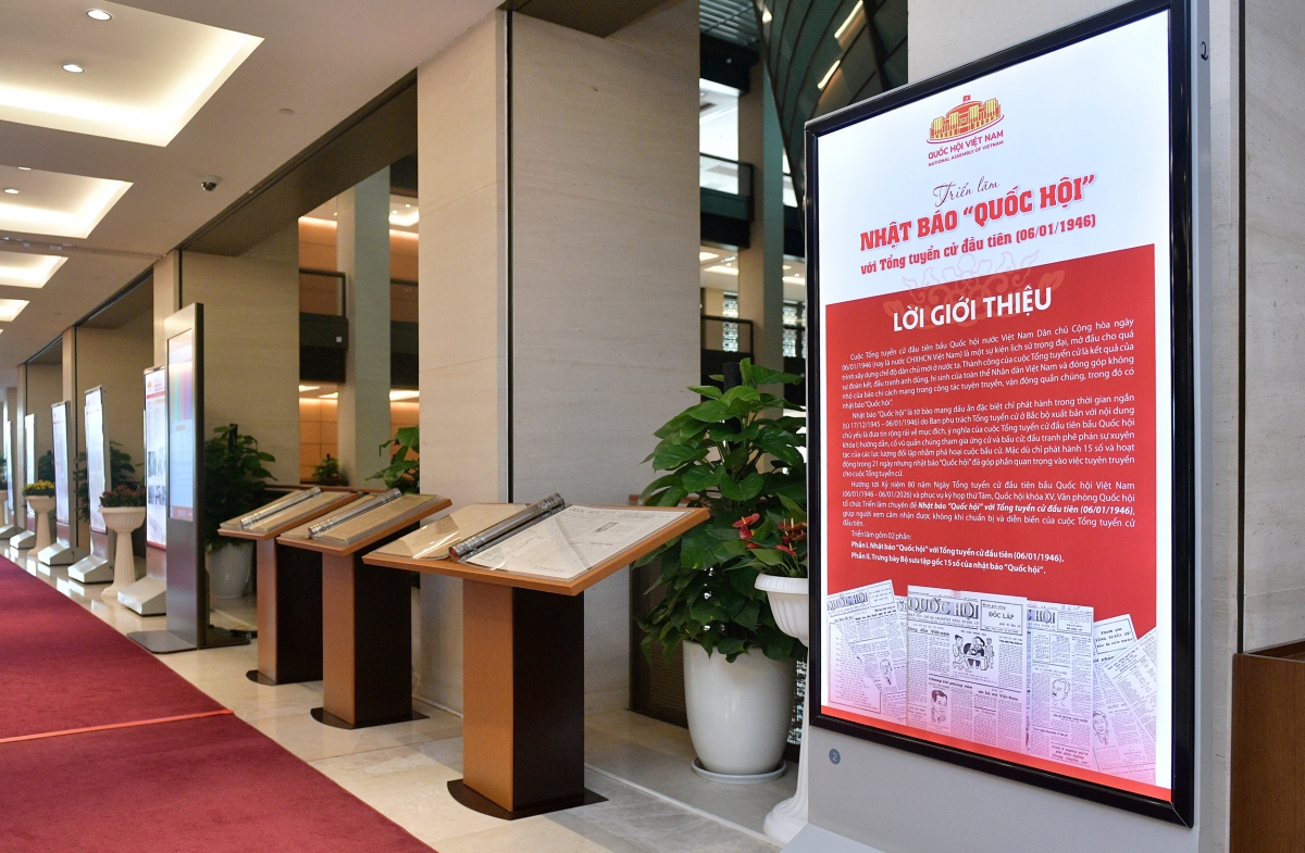 Chủ tịch nước và Chủ tịch Quốc hội tham quan triển lãm về Nhật báo "Quốc hội" Chủ tịch nước và Chủ tịch Quốc hội tham quan triển lãm về Nhật báo "Quốc hội"