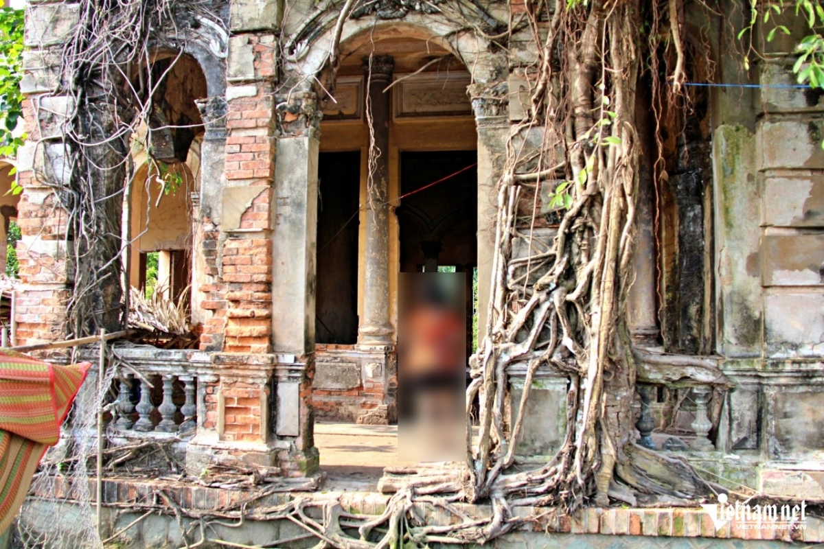 Bí ẩn căn biệt thự mái đỏ phủ đầy cây cỏ ở Long An