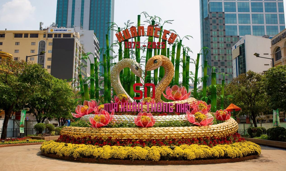 Th&agrave;nh phố Hồ Ch&iacute; Minh: Giữ lại 2 cụm linh vật rắn ở đường hoa Nguyễn Huệ đến cuối th&aacute;ng 2