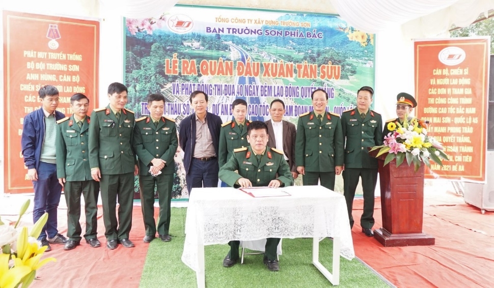 ra quan dau nam tren cong truong duong cao toc bac nam