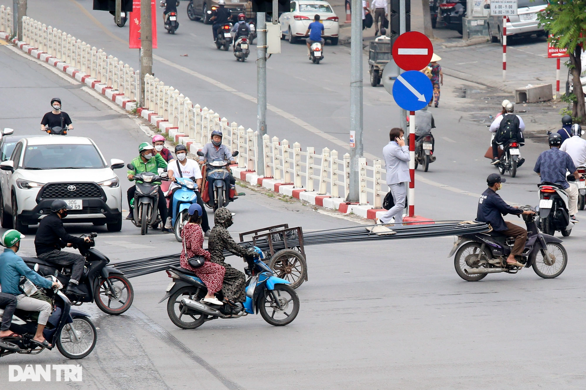 xe ba gac tu che cho sat dai nguy hiem tung hoanh tren duong pho ha noi