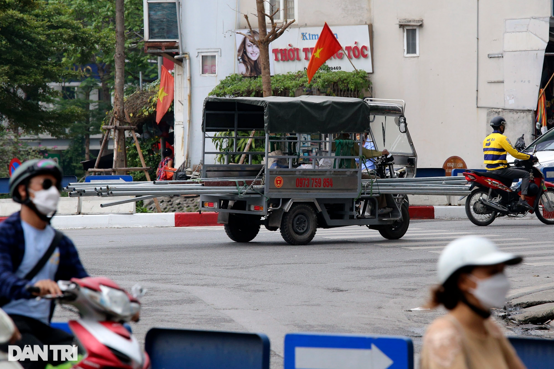 xe ba gac tu che cho sat dai nguy hiem tung hoanh tren duong pho ha noi