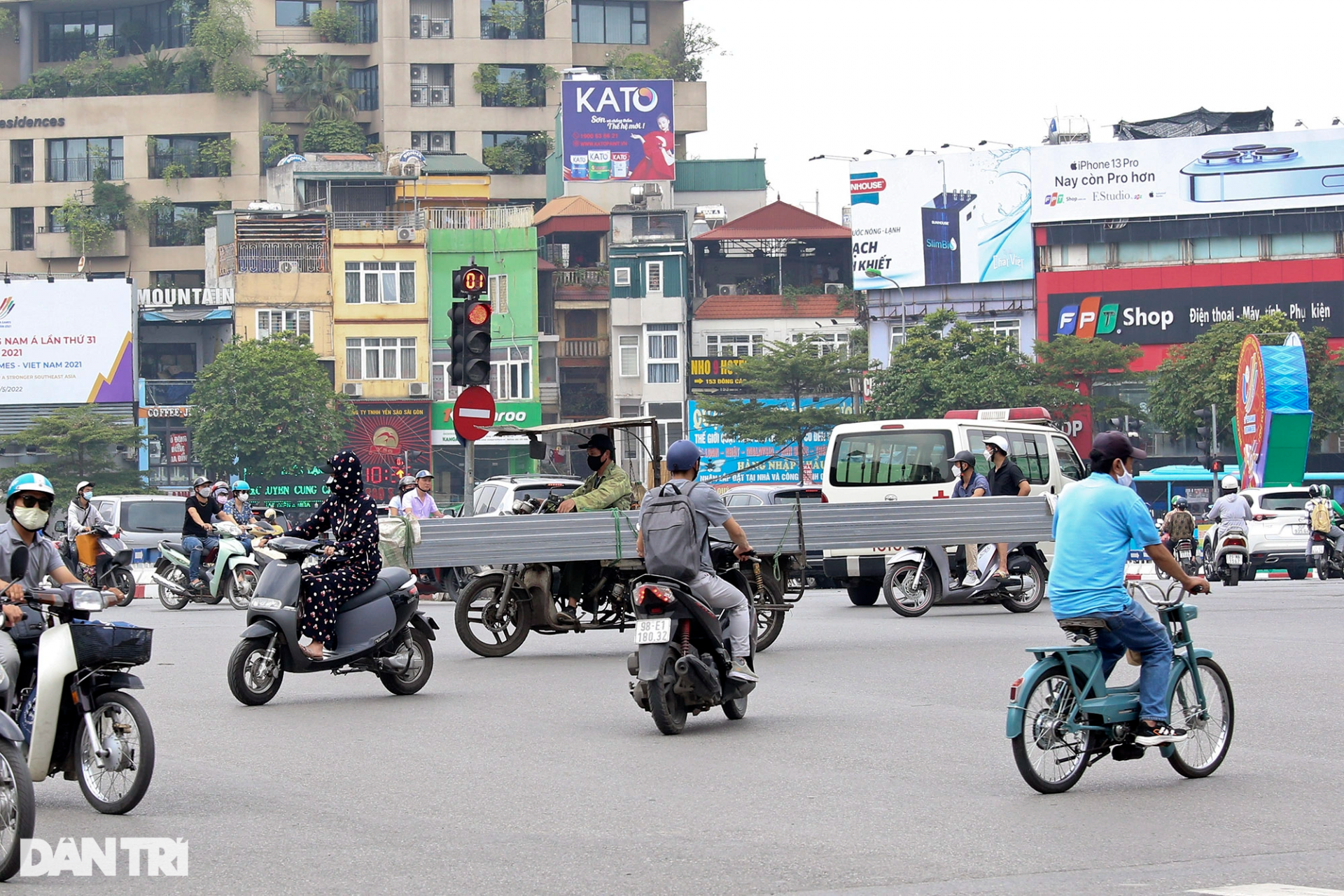 xe ba gac tu che cho sat dai nguy hiem tung hoanh tren duong pho ha noi