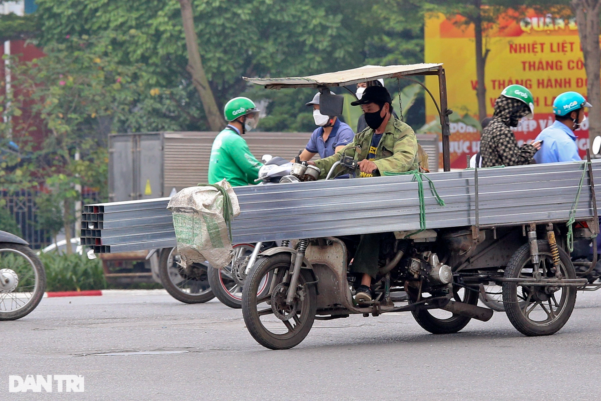 xe ba gac tu che cho sat dai nguy hiem tung hoanh tren duong pho ha noi