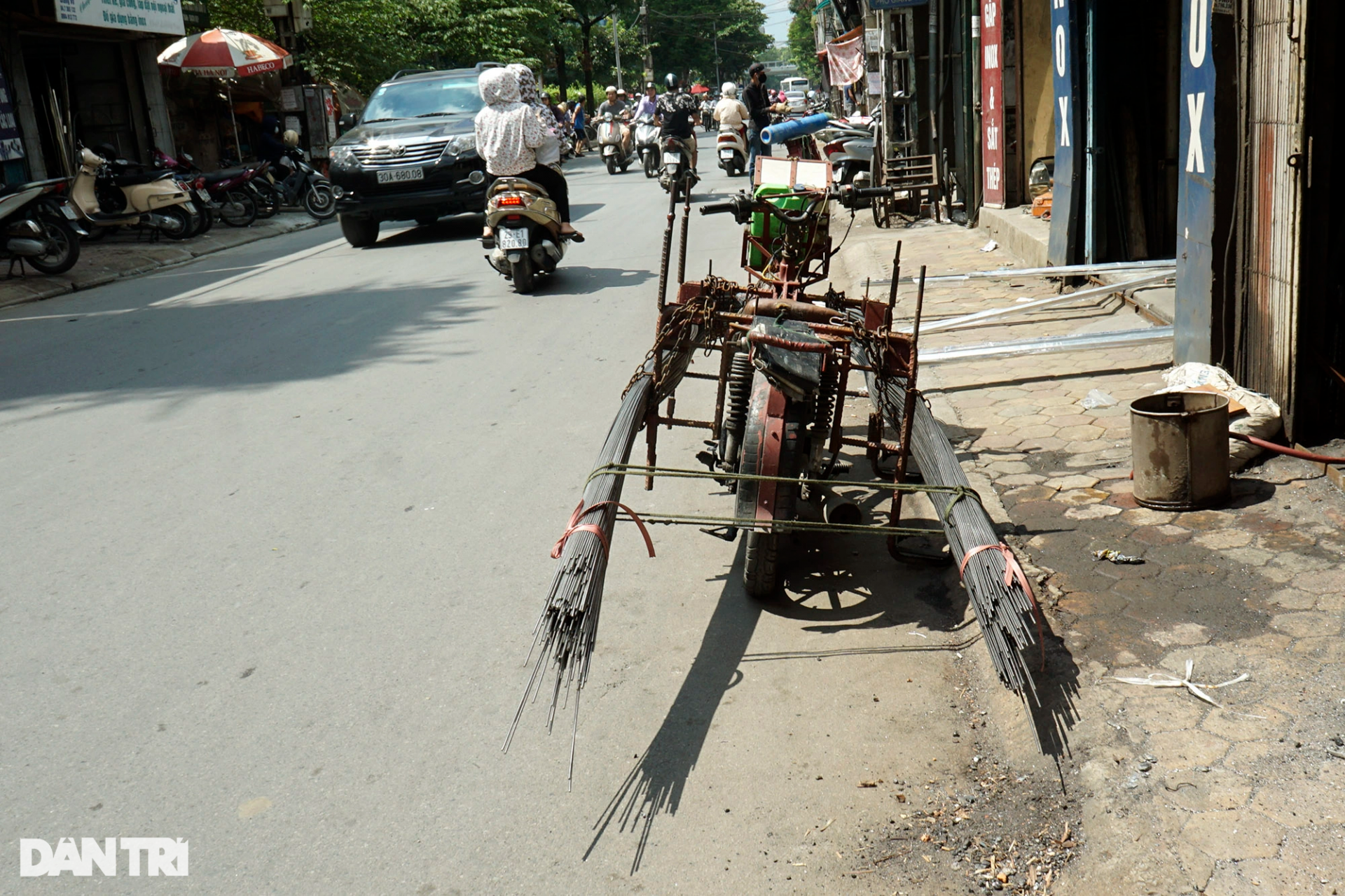 xe ba gac tu che cho sat dai nguy hiem tung hoanh tren duong pho ha noi