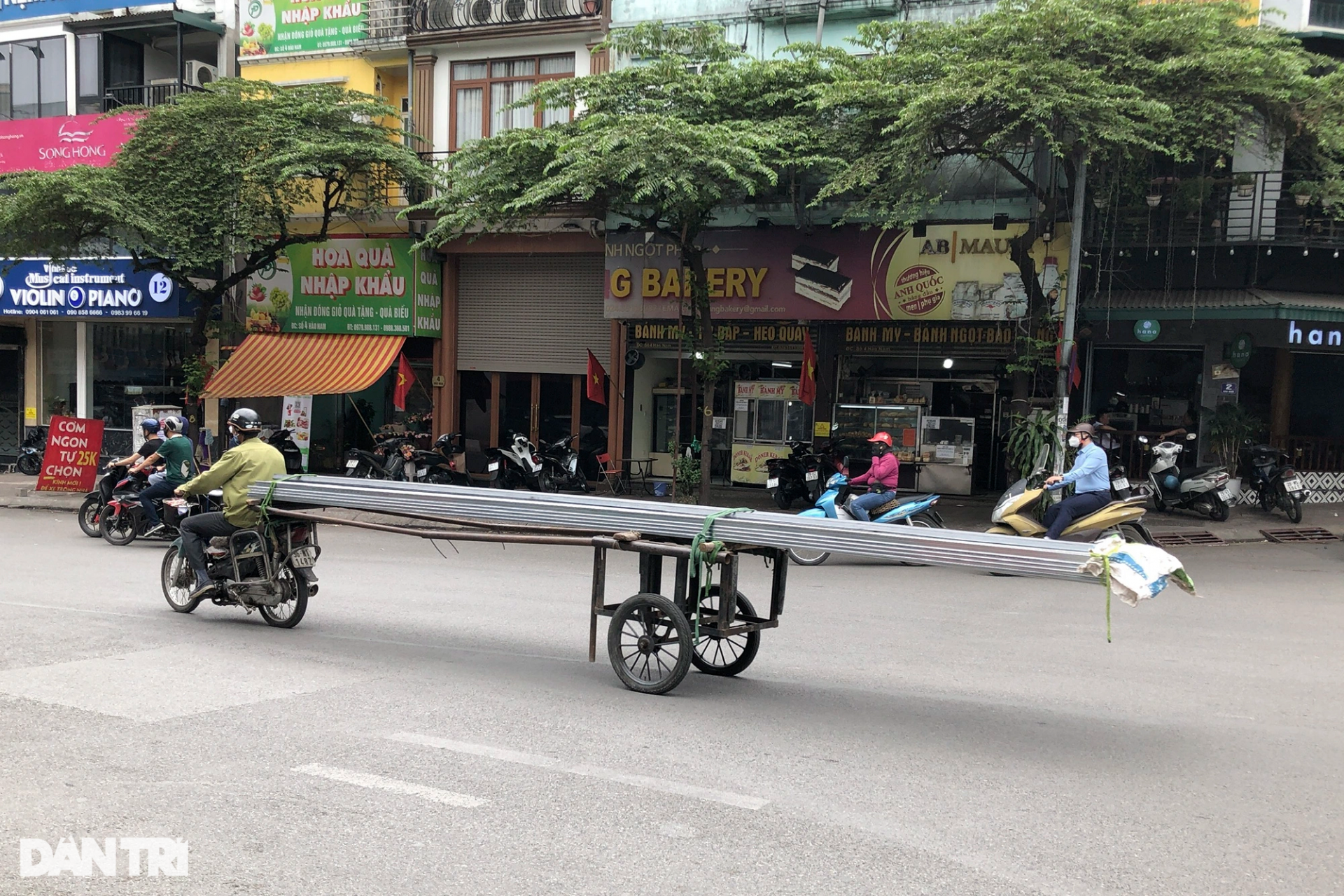 xe ba gac tu che cho sat dai nguy hiem tung hoanh tren duong pho ha noi