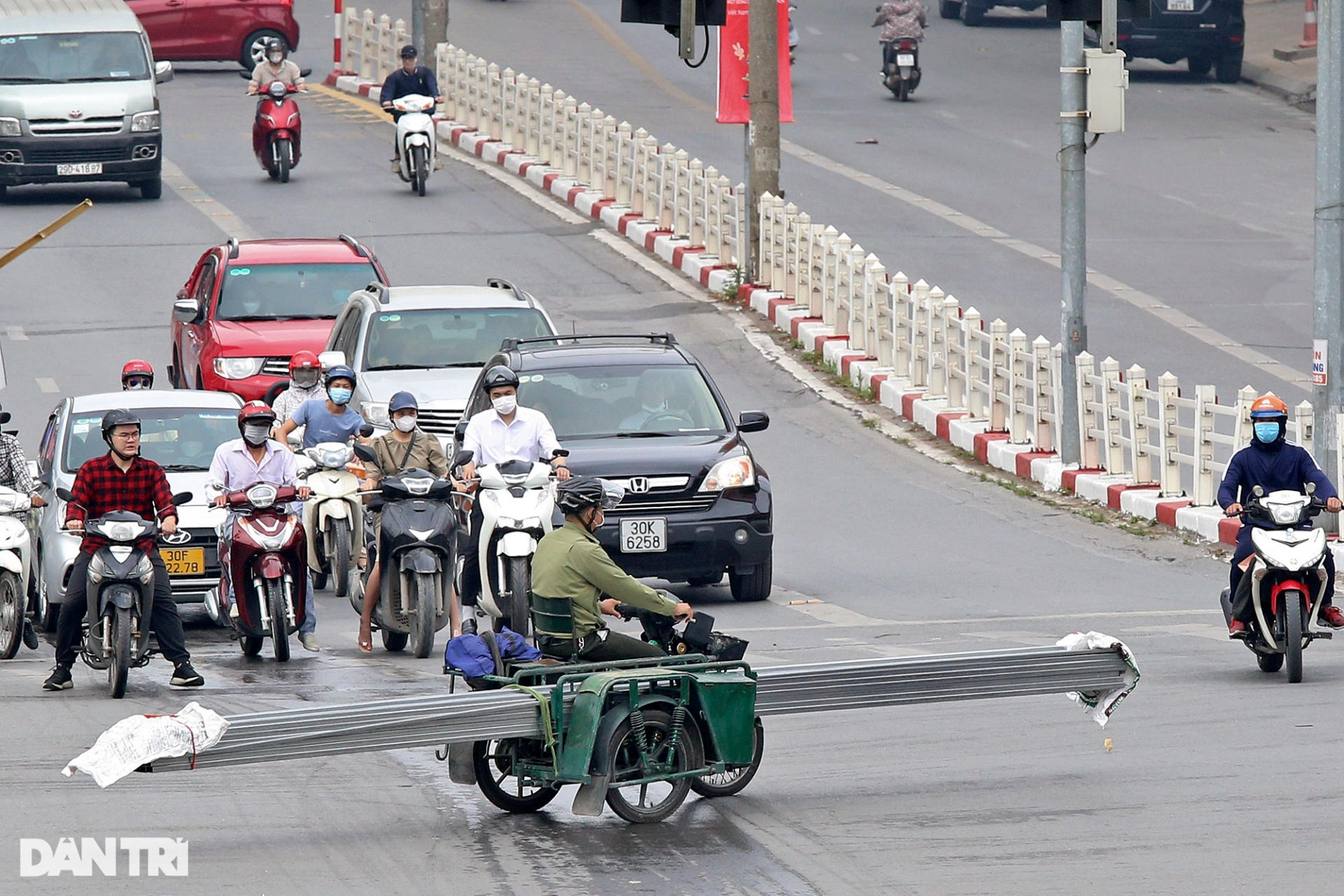 xe ba gac tu che cho sat dai nguy hiem tung hoanh tren duong pho ha noi