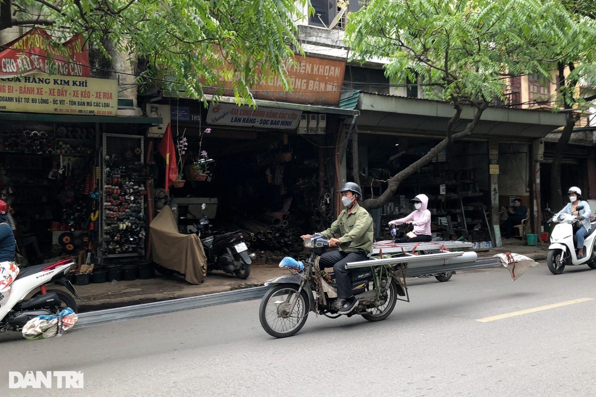 xe ba gac tu che cho sat dai nguy hiem tung hoanh tren duong pho ha noi