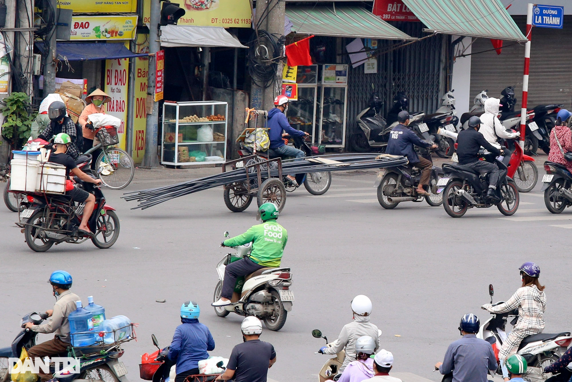 xe ba gac tu che cho sat dai nguy hiem tung hoanh tren duong pho ha noi