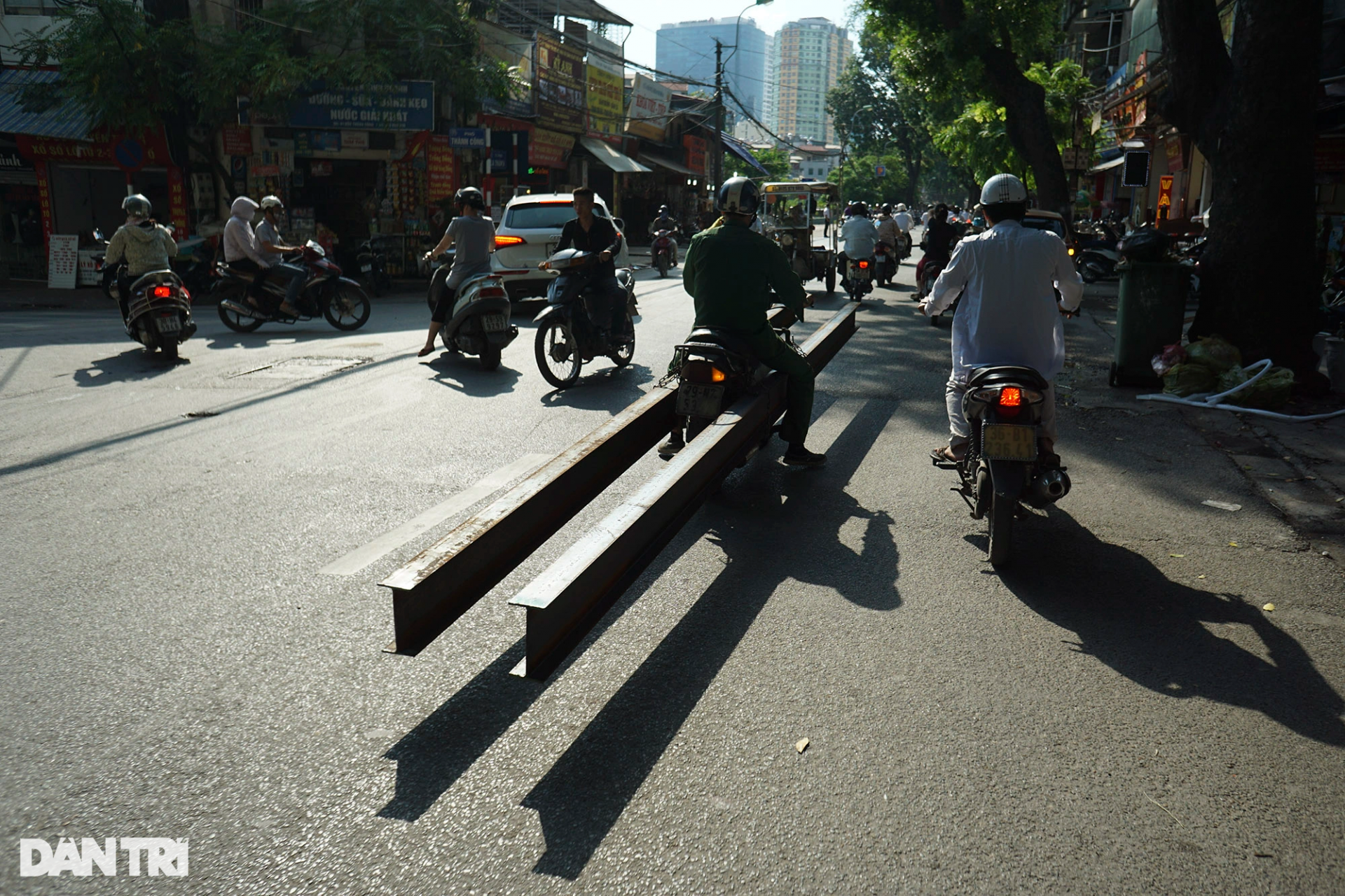 xe ba gac tu che cho sat dai nguy hiem tung hoanh tren duong pho ha noi
