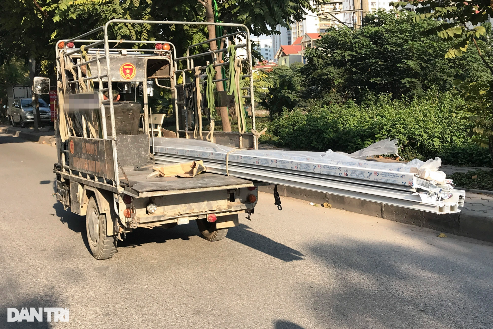 xe ba gac tu che cho sat dai nguy hiem tung hoanh tren duong pho ha noi
