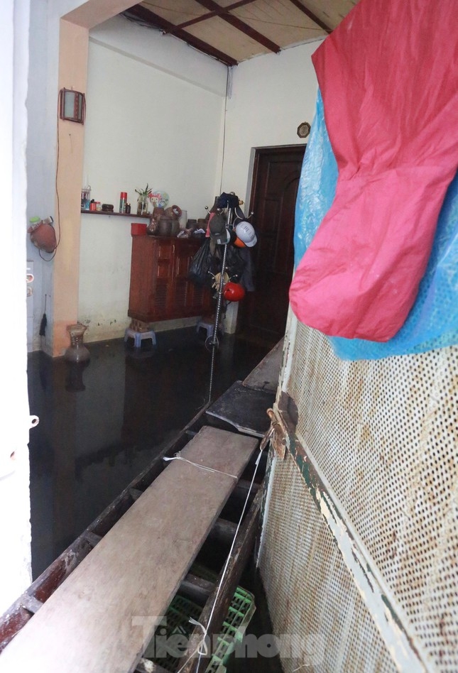 mot tuan sau mua nguoi ha noi van phai bac cau khi vuot nuoc ngap
