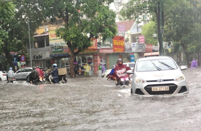 du an thi cong do dang can tro thoat nuoc mua o ha noi