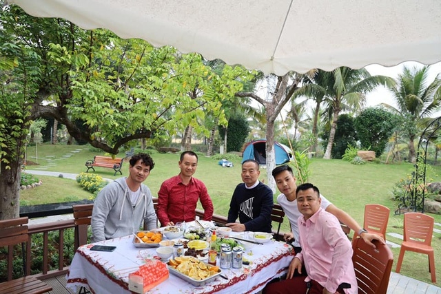 chiem nguong nha vuon bac ty rau trai xum xue hoa no bon mua cua sao viet