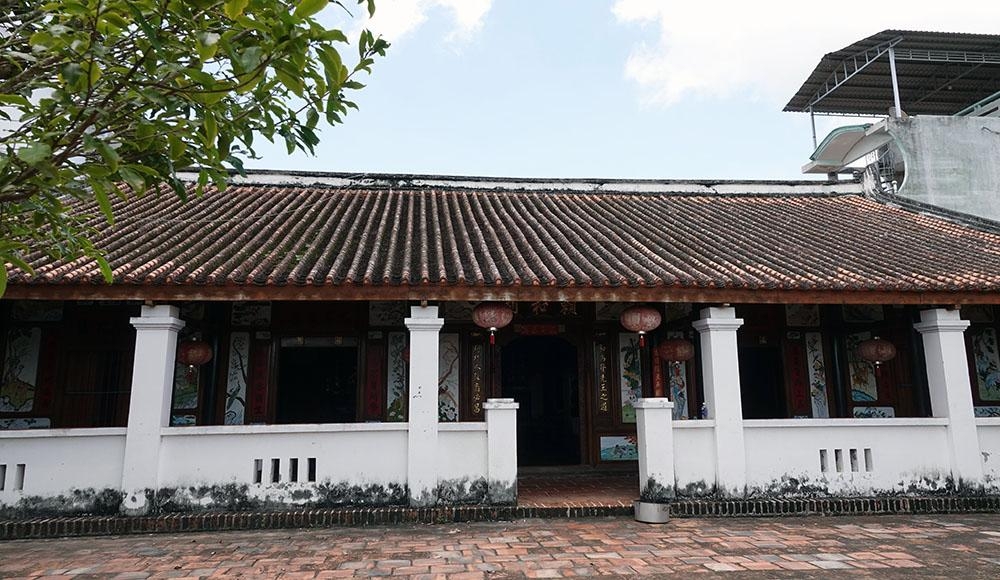 Ngôi nhà gỗ 100 tuổi chứa nhiều cổ vật quý hiếm ở miền Tây ngoi nha go 100 tuoi chua nhieu co vat quy hiem o mien tay