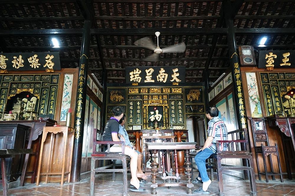 Ngôi nhà gỗ 100 tuổi chứa nhiều cổ vật quý hiếm ở miền Tây ngoi nha go 100 tuoi chua nhieu co vat quy hiem o mien tay